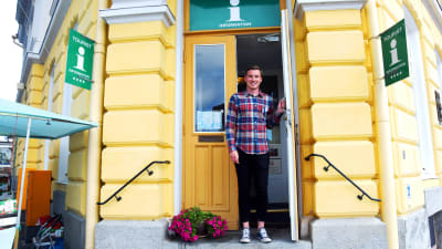 Dennis Lindroos är sommarjobbare på Raseborgs turistbyrå.