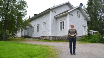 Norrkulla gårds värdinna Elisabet Lundström framför karaktärshuset.