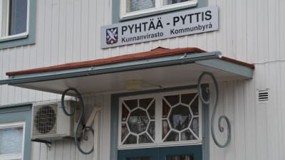En skylt med Pyttis ovanför dörren till Kommunbyrån