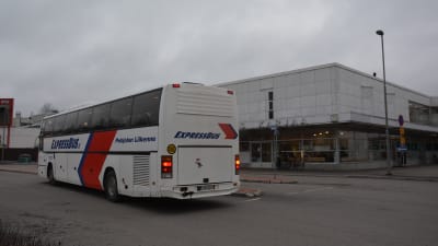 En buss hämtar passagerare vid Fokushuset i Karis.