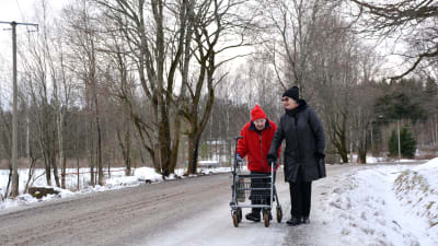 Tyyne Sahlin och Päivi Bärlund ute på promenad i Forsby.
