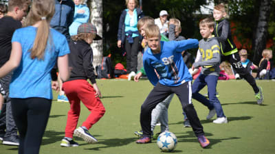Vårberga skolas elever spelar fotboll.
