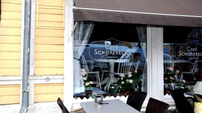 Café Schjerbeck vid torget i Ekenäs.