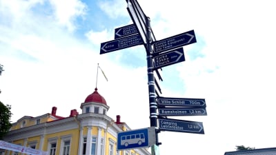 Turistinformationsskyltar på Ekenäs torg.