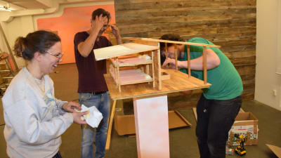 Dafna Maimon, Jonatan Habib-Engqvist och Ethan Hayes-Chute bygger ihop miniatyrmodellen av Camp Solong