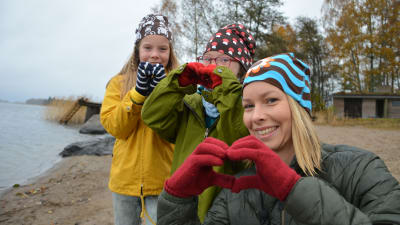 Programledaren Hanna och Lotta och Joanna på stranden vid Strömsö