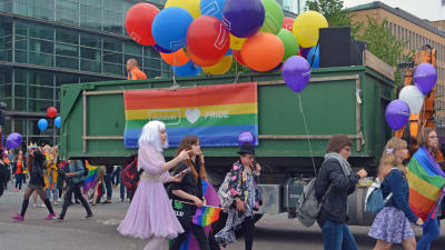 Helsinki Pride - lastbil och flicka i peruk. 