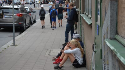 Ungdomar spelar Pokémon Go i Åbo centrum.