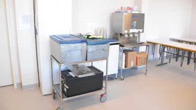 Frigolitlådor som skolmaten levereras i.
