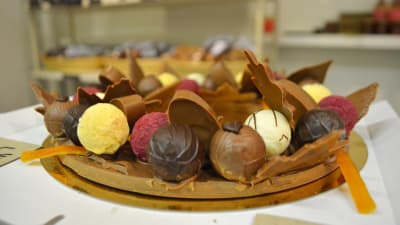 Julkrans gjord av chokladpraliner.