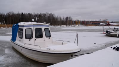 Båt vid frusen å