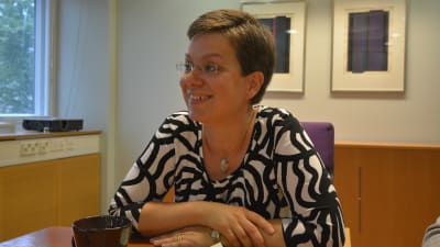 Charlotta af Hällström-Reijonen är en av språkexperterna i Radio Vegas Spräkväktarna.