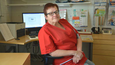 Sjusköterskan Gunilla Holmberg har jobbat på Pojo hälsostation i snart 40 år.