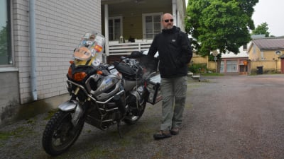 John Nomad åker med sin motorcykel runt jorden.