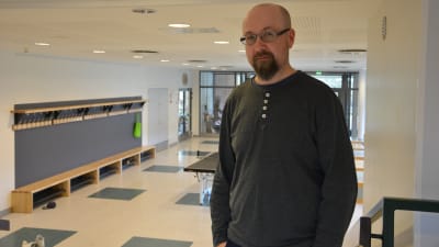 Mats Bergvik, skolkurator i högstadiet i Petalax, står i skolans korridor