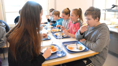 Gammelbacka skolas elever äter lunch.