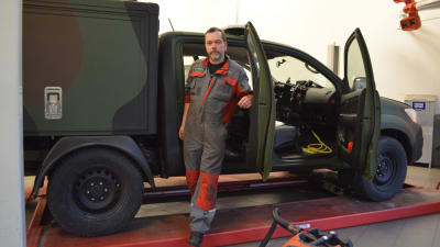 peter lagerström förbättrar försvarsmaktens bil på arctic trucks i sibbo