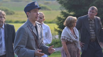 Soldat Rauli Juvonen kommer med beskedet att Porkala ska evakueras.