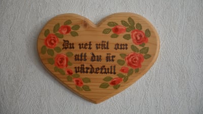 Trätavla med ordspråk