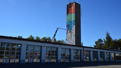 Andrew Hem från USA målar tornet på Vasa brandstation.