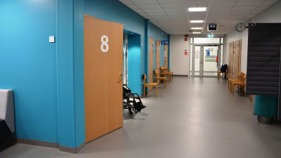 Korridor på lung- och neurologiska polikliniken vid Vasa centralsjukhus.