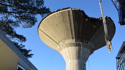 Nu rivs vattentornet på Drumsö. Det ska vara borta vid årsskiftet.