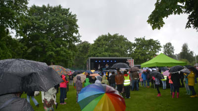Konsert på Plagen, massa paraplyn
