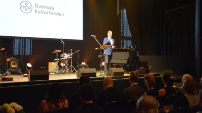 Konferencier Riko Eklundh på Svenska kulturfondens utdelningsfest i Åbo 2016.