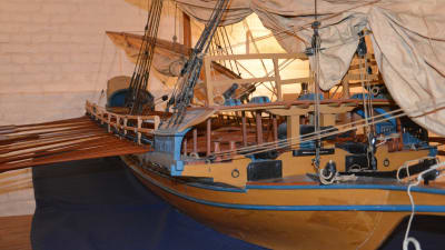En modell av en galär, fartyg i stil med de som användes i slaget vid Rilax.