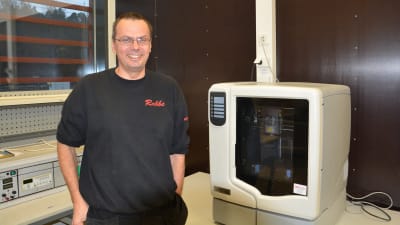 Lektor Rabbe Johansson berättar att studerandena kan testa sina idéer med 3D-skrivaren.