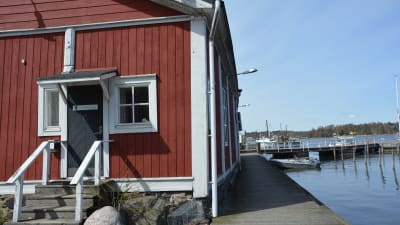 gnägget höll på att glida i havet och stängdes