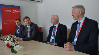 Danfoss högsta ledning i Vasa. Från vänster Kim Fausin, vd Niels B. Christiansen, chef för Danfoss Drives Vesa Laisi och Jesper V. Christensen.