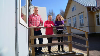 tre människor på en trappa