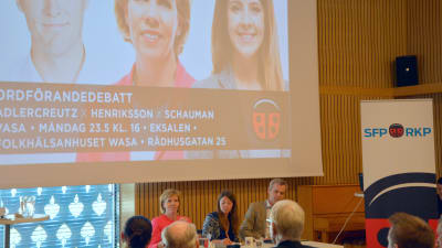 Anna-Maja Henriksson, Ida Schauman och Anders Adlercreutz under partiledardebatten i Vasa.