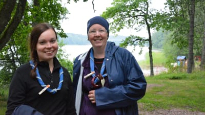 Scoutledare framför stranden på Eknäs Camping