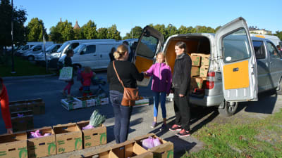 Ines Tuohimaa och Rosmarie Finne säljer grönsaker i Reko-ringen i Vasa.