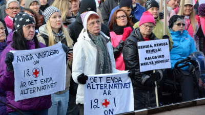 Manifestation för Vasa centralsjukhus på torget i Vasa.