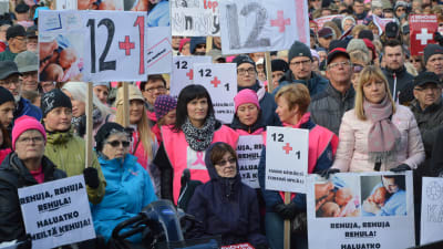 Manifestation för Vasa centralsjukhus på torget i Vasa.