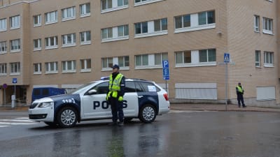 Delar av polisstationen i Åbo har evakuerats på grund av att någon hämtat ett militärt sprängämne till stationen.