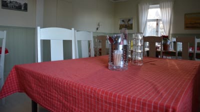 Bord med röd bordduk på pensionat Panget.