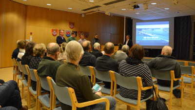 Gerhard Hakkarainen, Robert Mannström, Gert Wahtera, Anne Foley och Tarmo Tuominen från Nordkalk berättade om planerna på att utvidga gruvan.