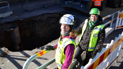 Forskarna Satu Koivsito och Johanna Seppä övervakar rörsaneringsarbete i Borgå 29.03.17