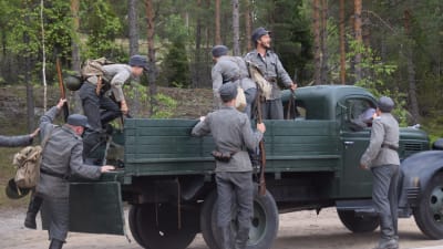 Hietanen och manskap i  i pjäsen Okänd soldat i Harparskog.