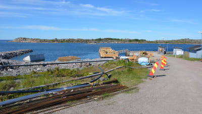 Den nya förbindelsebåtsbryggan på Utö byggs invid den gamla.