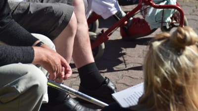 detaljbild avhänder, ben och hjälpmedel