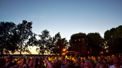 En publik på 5000 människor på julifestivalen i Ekenäs.