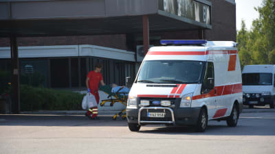 Ambulans utanför Lojo sjukhus.