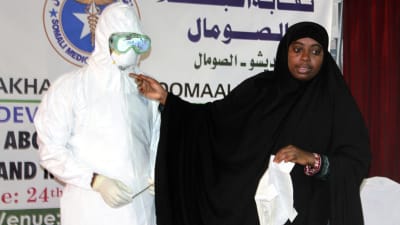 En läkare i Somalia förklarar hur skyddsdräkterna emot ebola ska användas. Somalia trappar upp sina skyddsåtgärder efter att även Mali bekräftat sina första fall av viruset.
