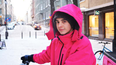 Anton Salmenkylä i halvbild med rosa jacka.