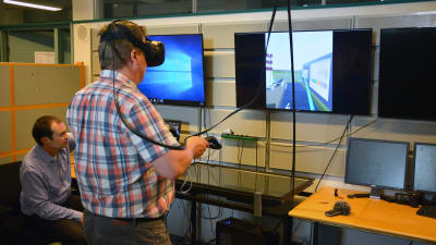 Rayko Toshev visar ett virtuellt kraftverk till John Dahlbacka.